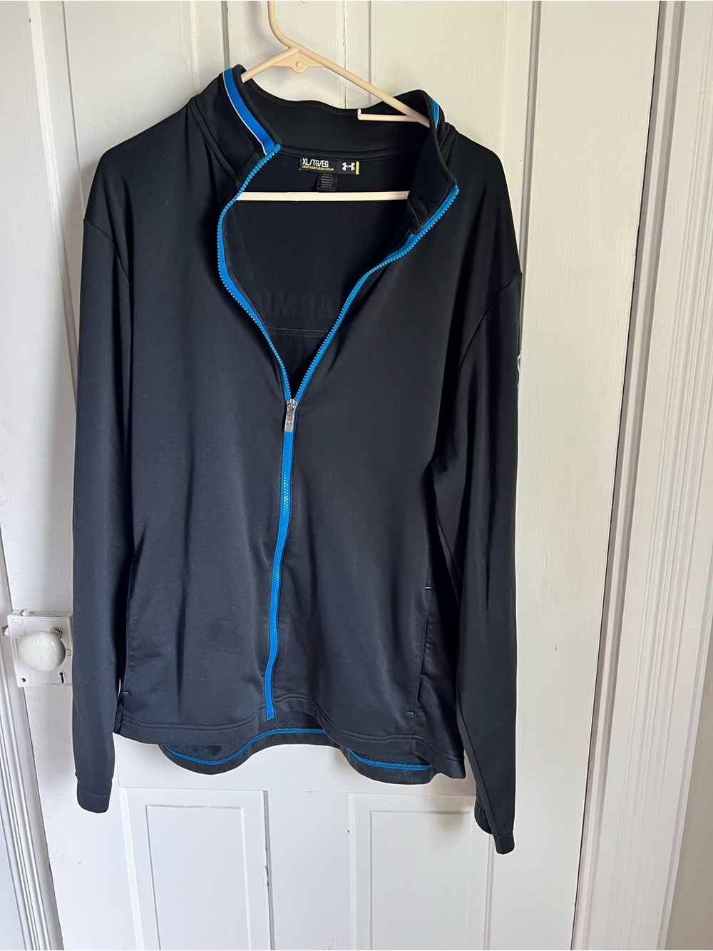 Under Armour Men’s Black Jacket with Blue Trim Lightweight Zip Size XL